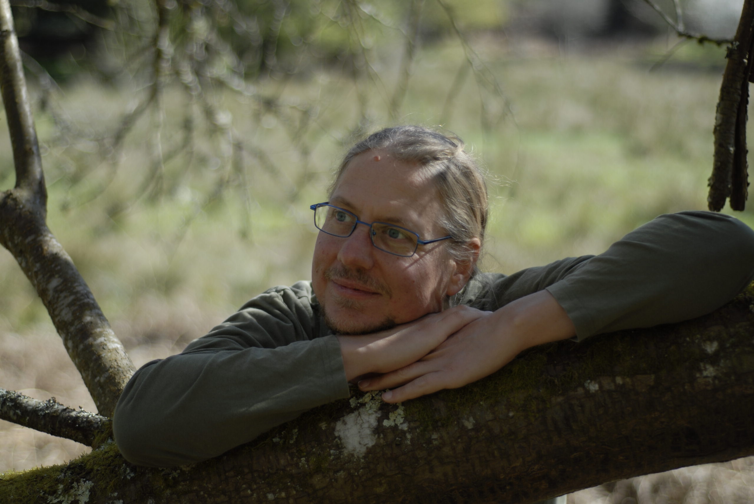 Boris nachdenklich an Baum angelehnt